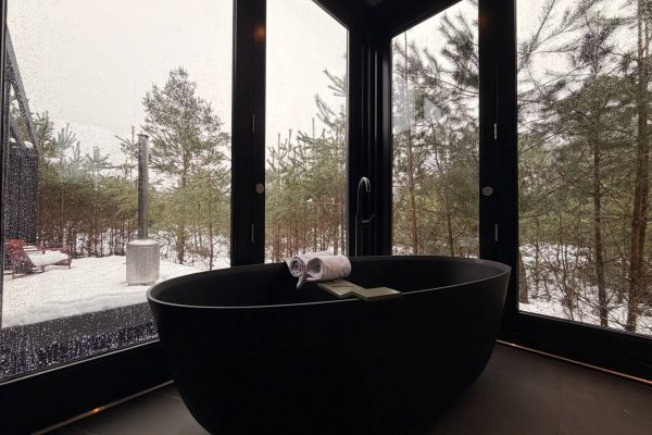 Ligbad in de natuur in vakantiehuis Marber Connect op de Veluwe